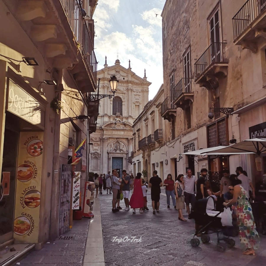 strada-persone-Lecce-chiesa-Santa-Irene-Salento-Puglia