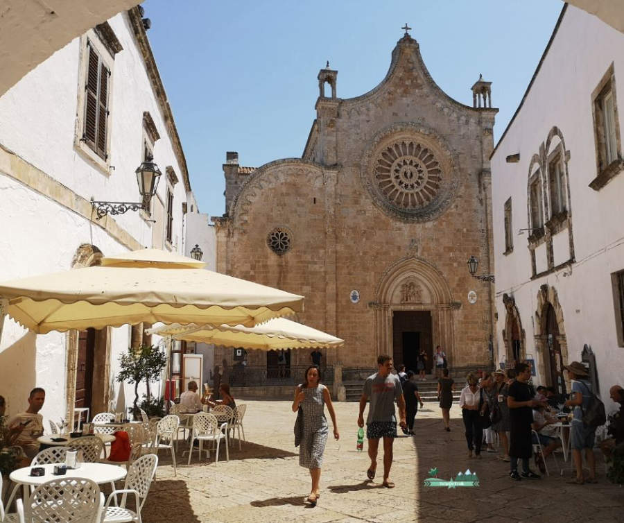 chiesa-sedie-case-persone-Ostuni-Puglia