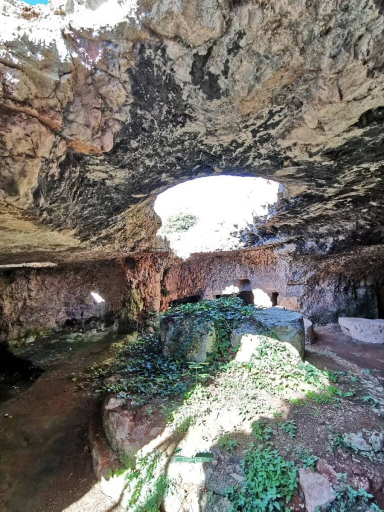 roccia-grotta-frantoio-ipogeo-Salve-Salento-TripOrTrek