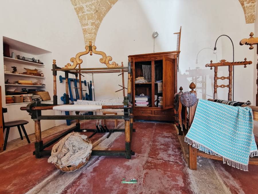 telai-lana-panni-armadio-museo-tessitura-Salve-Salento-Puglia-TripOrTrek