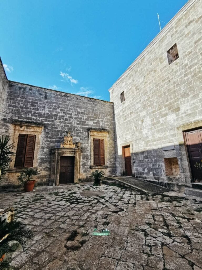 pietre-porta-finestre-palazzo-Carida-Ramirez-Salve-Puglia-Salento-TripOrTrek