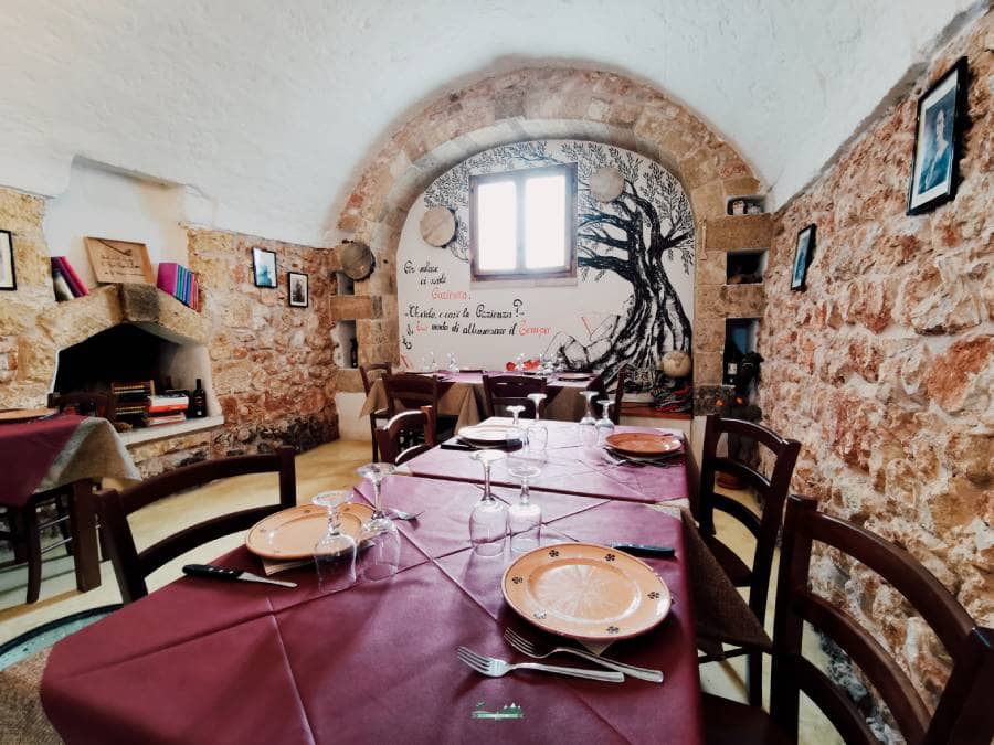tavoli-piatti-bicchieri-sedie-poesia-ristorante-Sante-Le-Muse-Salve-TripOrTrek