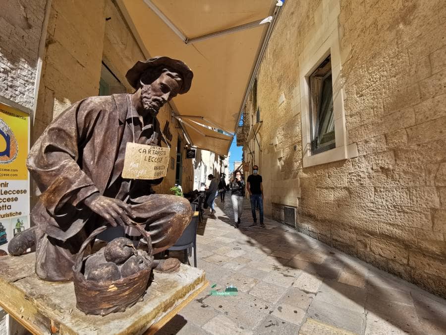 cartapesta-statua-persone-strada-Lecce-Salento-TripOrTrek