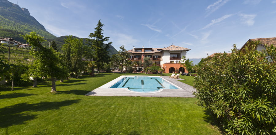 swimming-pool-Klosterhof-Vinum-Hotels