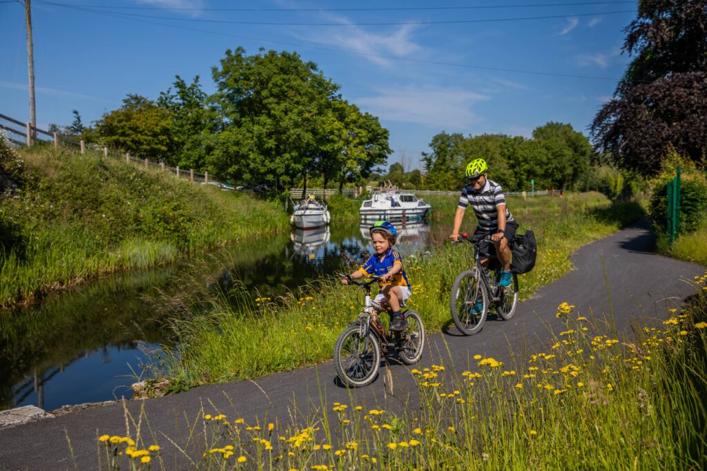 Irlanda-in-bici-Family-cycling-the-Royal-Canal-Greenway-Co-Westmeath