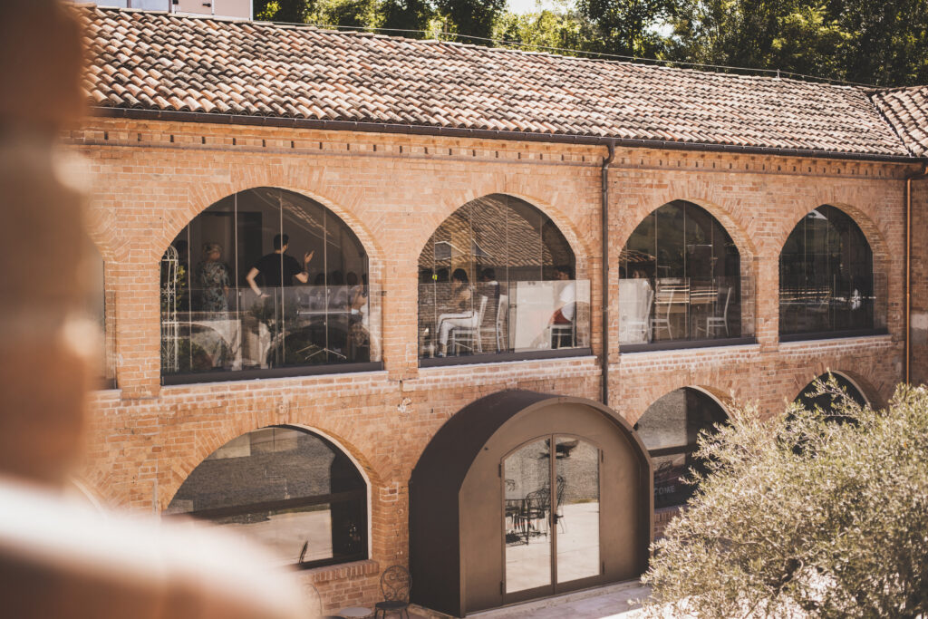 Relais ALMARANTO: eleganza moderna e lezioni di cucina nel Monferrato